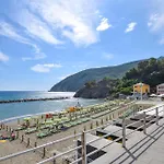 2 Bedroom Beautiful In Moneglia